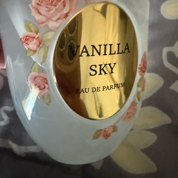 Elegant Floral Glass Perfume Bottle with Gold Accents Vanilla Sky - Picture 5 of 8